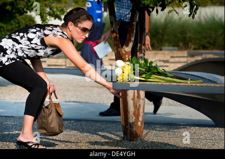 Arlington, Virginia, USA. 11e Août, 2013. Arlington, VA, USA. 11e Août, 2013. Un membre de la famille des personnes tuées dans les attaques terroristes du 11 septembre sur le pentagone touche le souvenir devant le pentagone cérémonie célébration le 11 septembre 2013 à Arlington, VA. © Planetpix/Alamy Live News Crédit : Planetpix/Alamy Live News Banque D'Images