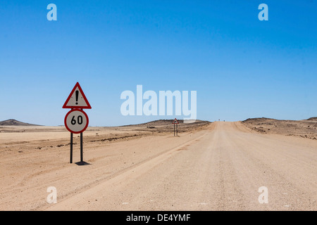 Signe, la limite de vitesse sur une route de terre, Namibie Banque D'Images