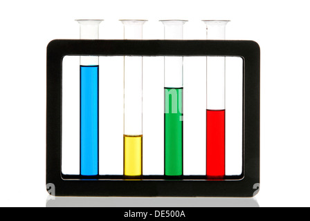 Les liquides de différentes couleurs dans des tubes à essai dans un stand Banque D'Images