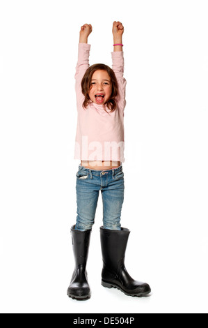 Petite fille de 7 ans portant des bottes qui sont bien trop gros Banque D'Images