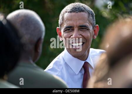 Arlington, Virginia, USA. 11e Août, 2013. Le Président américain Barrack Obama salue les membres de la famille de ceux qui ont perdu la vie dans les attentats terroristes du 11 septembre lors de la cérémonie de célébration du Pentagone le 11 septembre 2013 à Arlington, VA. Credit : Planetpix/Alamy Live News Banque D'Images