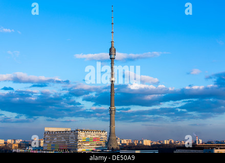 La tour Ostankino de Moscou soirée télé Banque D'Images