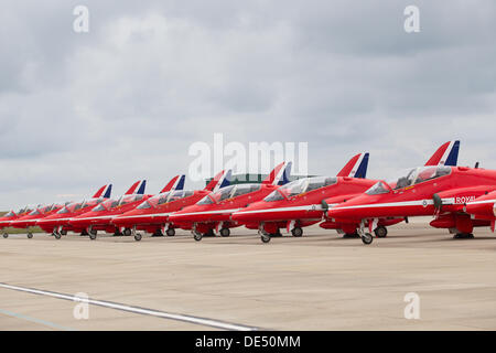 Ersey, UK. 11 Septembre, 2013. Les flèches rouges RAF formation display team Hawk avions stationnés Channel Islands .des avions à l'aéroport de Jersey à partir de la terre ferme pour l'Airshow jeudi 12 sur la baie de St Aubins Shoosmith Crédit : Collection/Alamy Live News Banque D'Images