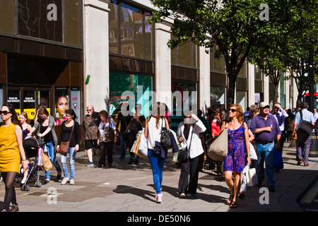 Shoppers sur Oxford street-London Banque D'Images