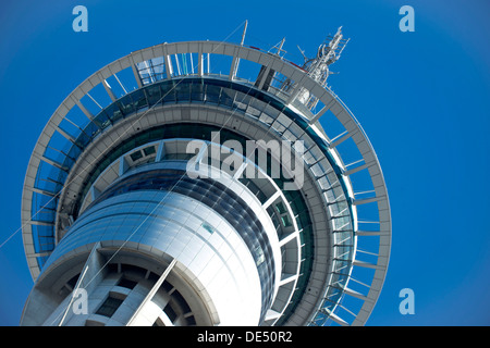 Auckland Sky Tower against a blue sky, Central Business District, Auckland, Auckland, Nouvelle-Zélande Banque D'Images