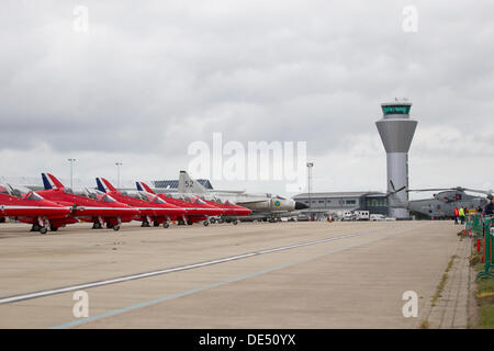 Ersey, UK. 11 Septembre, 2013. Les flèches rouges RAF formation display team Hawk avions stationnés Channel Islands .des avions à l'aéroport de Jersey à partir de la terre ferme pour l'Airshow jeudi 12 sur la baie de St Aubins Shoosmith Crédit : Collection/Alamy Live News Banque D'Images