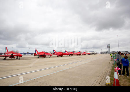 Ersey, UK. 11 Septembre, 2013. Les flèches rouges RAF formation display team Hawk avions stationnés Channel Islands .des avions à l'aéroport de Jersey à partir de la terre ferme pour l'Airshow jeudi 12 sur la baie de St Aubins Shoosmith Crédit : Collection/Alamy Live News Banque D'Images