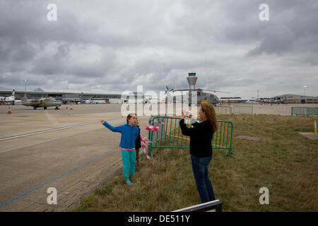 Jersey, Royaume-Uni. 11e Août, 2013. Channel Islands Avions à l''aéroport de Jersey à partir de la terre ferme pour l'Airshow jeudi 12 sur la baie de St Aubins Shoosmith Crédit : Collection/Alamy Live News Banque D'Images