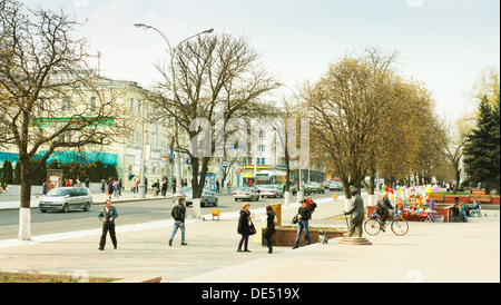 GOMEL - 15 avril : les gens sur le Bélarus sur la rue Sovetskaya, 15 avril 2010, à Gomel, au Bélarus. Banque D'Images