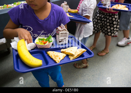 Les élèves conformément à l'école élémentaire cafétéria. Banque D'Images