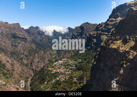 Vue sur le village de Curral das Freiras vu de Pico dos Barcelos, la montagne avec ses gorges profondes, Curral das Freiras Banque D'Images