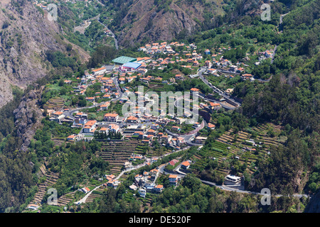 Vue sur le village de Curral das Freiras vu de Pico dos Barcelos, la montagne avec ses gorges profondes, Curral das Freiras Banque D'Images