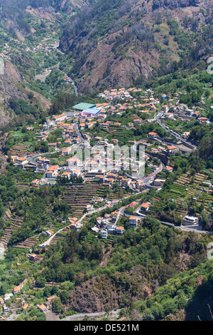 Vue sur le village de Curral das Freiras vu de Pico dos Barcelos, la montagne avec ses gorges profondes, Funchal Pico dos Barcelos Banque D'Images