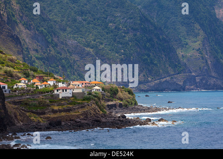 Vue sur la falaise de la côte près de São Vicente Madeira, Boa Ventura, São Vicente, Ilha da Madeira, Portugal Banque D'Images
