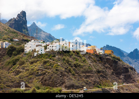 Dans les falaises des montagnes d'Anaga avec le Playa de Roque, plage de las Bodegas Almáciga, Almáciga, Tenerife, Îles Canaries Banque D'Images