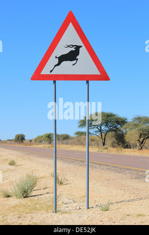Le Kudu - un signe de détresse pour alerter les conducteurs et les usagers des passages à niveau possible et irrégulières par les animaux. Éviter les accidents. Banque D'Images