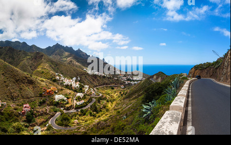 Route de campagne et les montagnes d'Anaga, village de Taganana au dos, Azano, Taganana, Tenerife, Canaries, Espagne Banque D'Images