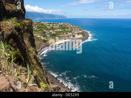 Falaises côtières près de Ponta Delgada, Vicente, Boaventura, Madeira, Portugal Banque D'Images