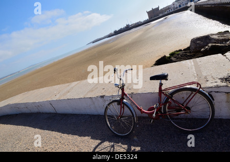 Plage d'Essaouira avec vélo dans le premier plan, l'Afrique Maroc Essaouira Banque D'Images