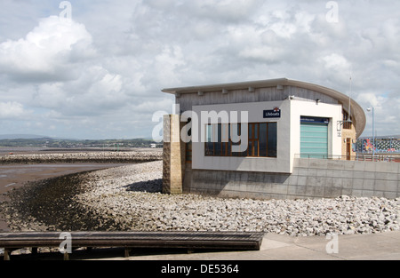 Station de sauvetage de la RNLI à Morecambe qui est une station d'aéroglisseur Banque D'Images