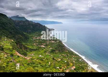 Vue sur les falaises près de Arco de São Jorge, Terras de Forca, São Jorge, Madeira, Portugal Banque D'Images