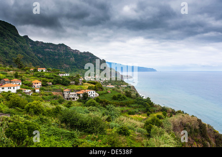 Établissements humains sur les falaises près de Arco de São Jorge, Terras de Forca, São Jorge, Madeira, Portugal Banque D'Images