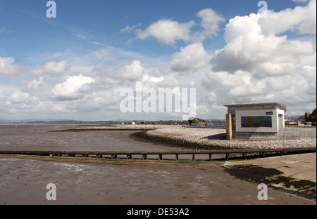 Station de sauvetage de la RNLI à Morecambe qui est une station d'aéroglisseur Banque D'Images