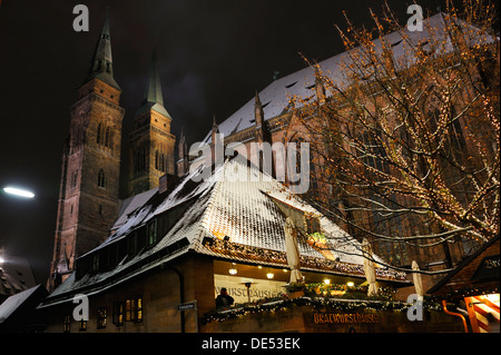 Bratwursthaeusle restaurant dans la lumière du soir, avent, Église Saint Sebaldus à l'arrière, Rathausplatz, Innenstadt Banque D'Images