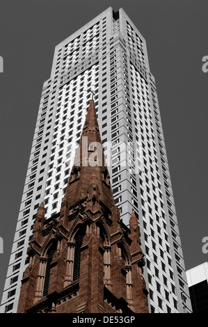 Vieille tour de l'Église presbytérienne en face d'un gratte-ciel, la Cinquième Avenue, Midtown, New York City, New York, United States Banque D'Images