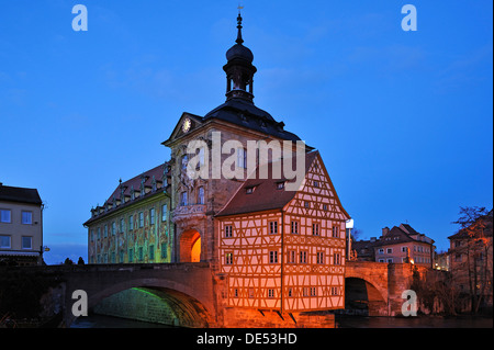 Ancien hôtel de ville au crépuscule, construit à partir de 1461-1467 dans sa forme actuelle dans la rivière Regnitz, Obere Bruecke pont à droite et gauche Banque D'Images