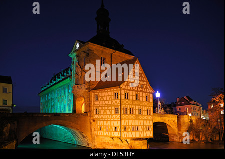 Ancien hôtel de ville dans la lumière du soir, construit à partir de 1461-1467 dans sa forme actuelle dans la rivière Regnitz, Obere Bruecke pont à la Banque D'Images