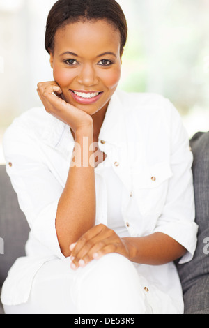 Belle African American Woman sitting at home Banque D'Images