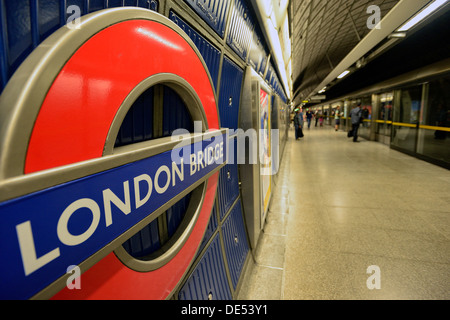 Station de métro London Bridge, intérieur, personnes sur la plate-forme, et le panneau de métro, station de métro London Bridge, TFL, Londres UK Banque D'Images