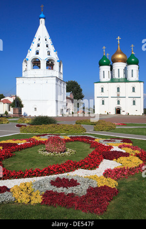 La Cathédrale de l'Assomption et l'église de l'icône de Notre Dame de Tikhvin et bell-tower au Kremlin de Kolomna, Russie Banque D'Images