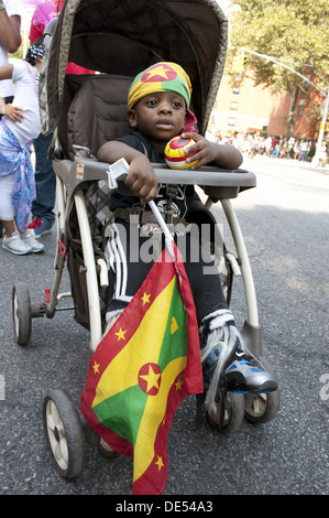 2012 West Indian/Caraïbes Kiddies parade, Crown Heights. Baby Holding et portant un drapeau de la Grenade. Banque D'Images