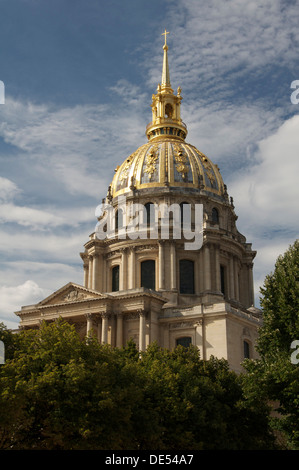 Sites touristiques parisiens. Le dôme doré orné au-dessus de l'Hôtel des Invalides, à Paris. Construit par Louis XIV (Le Roi Soleil) il abrite aujourd'hui le tombeau de Napoléon. Banque D'Images