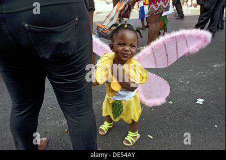 2012 West Indian/Caraïbes Kiddies parade, Crown Heights. Tout-petit en costume ailé se distingue par sa mère. Banque D'Images