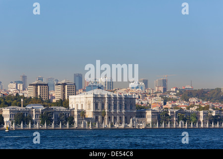 Palais de Dolmabahçe Dolmabahçe Sarayi,, vu depuis le Bosphore, Beşiktaş, Istanbul, côté européen, Istanbul, Turquie Province Banque D'Images