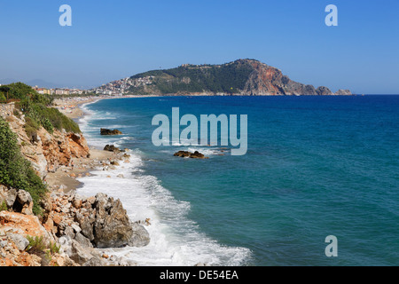 Alanya avec plage de Cléopâtre et la colline du Château, Alanya, Turkish Riviera, Antalya Province, Région Méditerranéenne, Turquie Banque D'Images