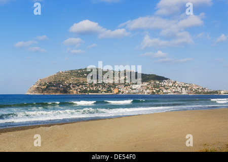 Keykobat beach avec la colline du Château d'Alanya et la ville d'Alanya, Alanya, Turkish Riviera, Antalya Province de Banque D'Images