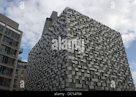 Le parking Charles Street Q-Park dans le centre-ville de Sheffield Angleterre connu sous le nom de Cheesegrater. Architecture abstraite de construction métallique Banque D'Images