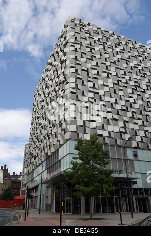 Parking Charles Street à Sheffield, Angleterre. Architecture moderniste, connue sous le nom de râleur à fromage. Construction en métal Banque D'Images