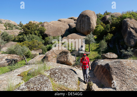 Femme portant un sac à dos lors d'une randonnée dans les Montagnes, Lac Latmos Beşparmak Bafa, Montagnes, Muğla Province, Région de l'Egée Banque D'Images