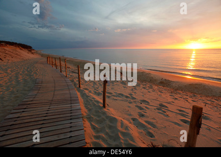Soirée sur la plage à Arcachon, promenade, accès handicapés à la plage, France, Europe, Côte Atlantique Banque D'Images