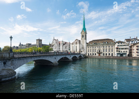 Muenster Pont sur la rivière Limmat avec Fraumünster Church et de la vieille ville, promenade, Zurich, Canon de Zurich, Suisse Banque D'Images