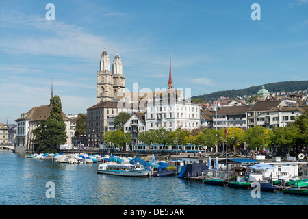 Vue de l'Quaibruecke pont sur la Limmat jusqu'à la marina avec le Département Quay, les tours jumelles de la Grossmünster Banque D'Images