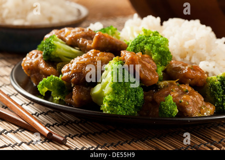 Le brocoli et boeuf asiatique fait maison avec du riz Banque D'Images