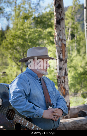 La chanteuse country et western effectue à l'extérieur dans l'établissement ranch Banque D'Images