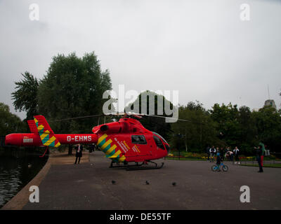 Londres, Royaume-Uni. 11e Août, 2013. London's Air Ambulance, également connu sous le nom de London ourlets (Service Médical d'urgence par hélicoptère), des terres à Regent's Park en réponse à une victime blessée dans Baker Street le 11 septembre 2013. Regent's Park est l'une de ses zones de débarquement désignés à Londres. © PD Amedzro/Alamy Live News Banque D'Images