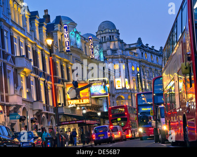 London Lyric Apollo Apollo théâtres théâtres de la capitale du divertissement occupé avec gens rouge les bus et taxis dans Shaftesbury Avenue West End London UK Banque D'Images